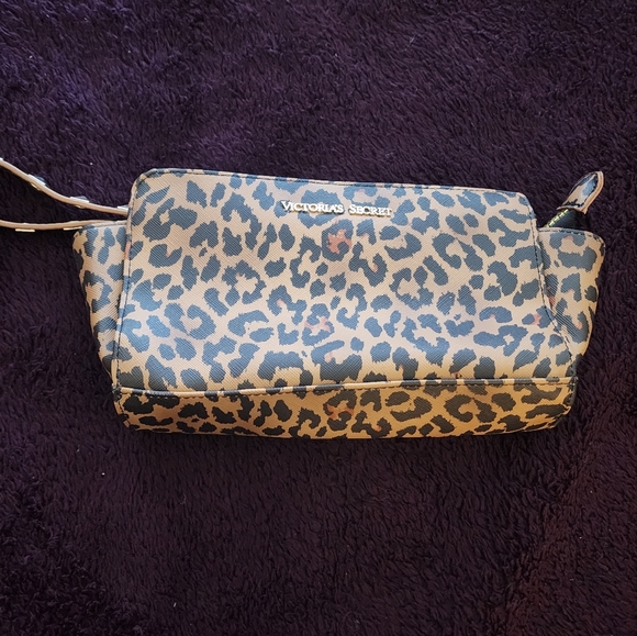 Victoria's Secret Leopard Printed Wristlet - Picture 11 of 12